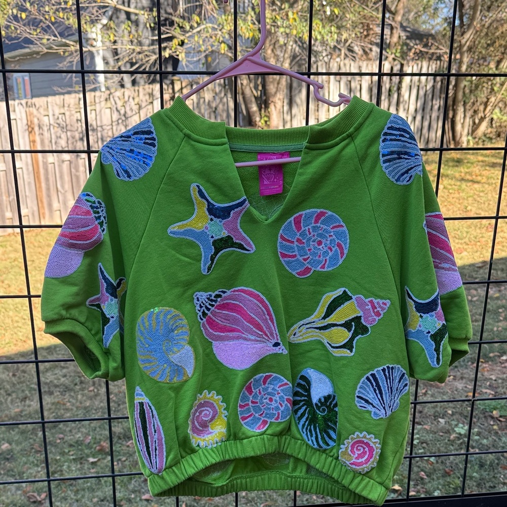 QUEEN OF SPARKLES Green Top with Colorful Seashells